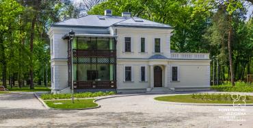 Widok na odrestaurowany budynek willi Kamilin od ulicy Piłsudskiego, na planie litery L z ozdobną drewnianą werandą