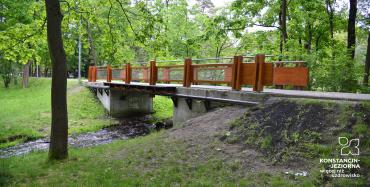 Drewniany mostek w parku, pod nim mała rzeka, zdjęcie ilustrujące opisaną w artykule sytuację