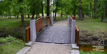 Drewniany mostek w parku, widoczne nowe deski, zdjęcie ilustrujące opisaną w artykule sytuację