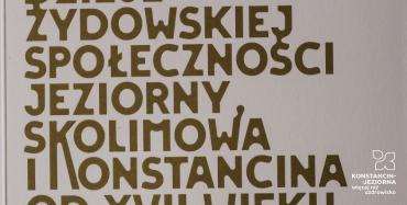 Okładka książki opisanej w artykule, na białym tle u góry tytuł w kolorze czarnym podtytuł w kolorze złotym, na dole nazwiska autorów.