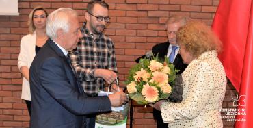 Burmistrz wręcza kwiaty laureatce 