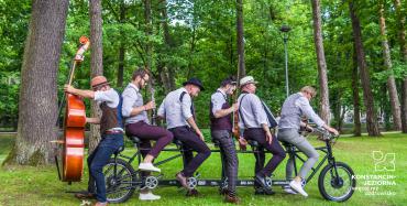 Orkiestra sześciu osób na jednym rowerze. 