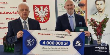 Zdjęcie z podpisania umowy o dofinansowanie inwestycji