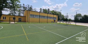 boisko do gry przy szkole podstawowej w Słomczynie