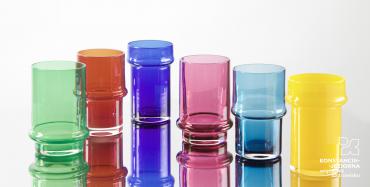 Kilka kolorowych szklanek na stole.
