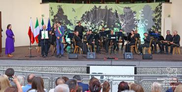 Orkiestra Banda Musicale Cittadina di Pisogne na scenie wraz z burmistrzem Konstancina-Jeziorny i burmistrzem Pisogne.