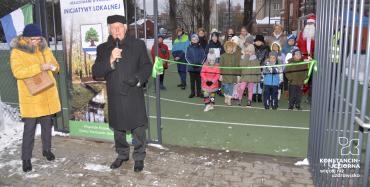 Burmistrz Kazimierz Jańczuk przemawiający przy bramie boiska.