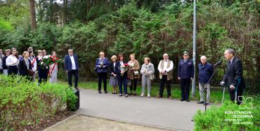 Zdjęcia relacjonujące uroczystości z okazji 84. rocznicy zbrodni katyńskiej, prezentujące osoby składające kwiaty przed pomnikiem katyńskim.   