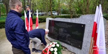 Zdjęcia relacjonujące uroczystości z okazji 84. rocznicy zbrodni katyńskiej, prezentujące osoby składające kwiaty przed pomnikiem katyńskim.   