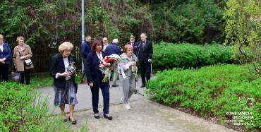 Zdjęcia relacjonujące uroczystości z okazji 84. rocznicy zbrodni katyńskiej, prezentujące osoby składające kwiaty przed pomnikiem katyńskim.   