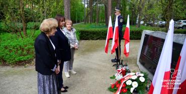 Zdjęcia relacjonujące uroczystości z okazji 84. rocznicy zbrodni katyńskiej, prezentujące osoby składające kwiaty przed pomnikiem katyńskim.   