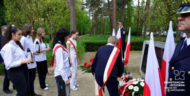 Zdjęcia relacjonujące uroczystości z okazji 84. rocznicy zbrodni katyńskiej, prezentujące osoby składające kwiaty przed pomnikiem katyńskim.   