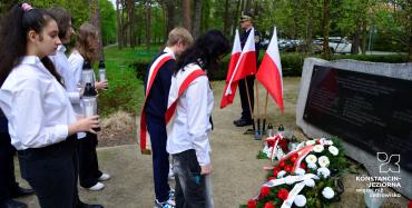 Zdjęcia relacjonujące uroczystości z okazji 84. rocznicy zbrodni katyńskiej, prezentujące osoby składające kwiaty przed pomnikiem katyńskim.   