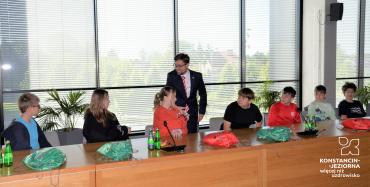 Grupa dzieci w wielkiej sali