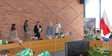 Grupa dzieci w wielkiej sali