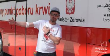 Mężczyzna stoi przed krwiobusem