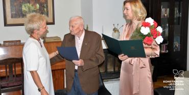 Wręczenie listów gratulacyjnych i kwiatów Powstańcom Warszawskim