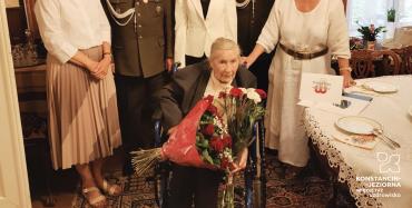Wręczenie listów gratulacyjnych i kwiatów Powstańcom Warszawskim