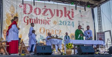 Ksiądz odprawiający mszę świętą 