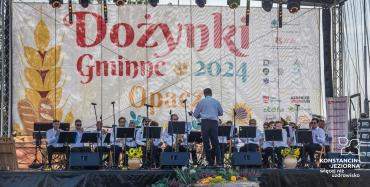 orkiestra gra na scenie