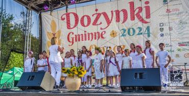 grupka dzieci na scenie występuje