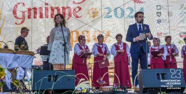 na scenie przemawia burmistrz 