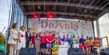 scena wypełniona osobami w kolorowoch koszulkach