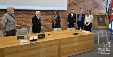 Zdjęcia z uroczystość poświęconej Wacławowi Gąsiorowskiemu.
