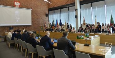 Zdjęcia z uroczystość poświęconej Wacławowi Gąsiorowskiemu.