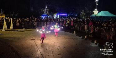 Tłum mieszkańców podziwia finałowy pokaz ognia w wykonaniu artystów, tworzący efektowne widowisko na zakończenie Jarmarku.