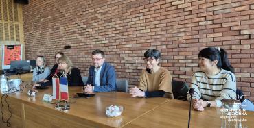Zdjęcia z wizyty uczniów z Francji w ratuszu i ze spotkania z burmistrzem.