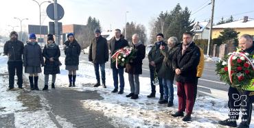 Galeria zdjęć z uroczystości złożenia kwiatów przy pomniku upamiętniającym społeczność żydowską.