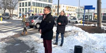 Galeria zdjęć z uroczystości złożenia kwiatów przy pomniku upamiętniającym społeczność żydowską.