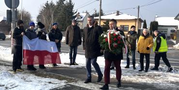 Galeria zdjęć z uroczystości złożenia kwiatów przy pomniku upamiętniającym społeczność żydowską.