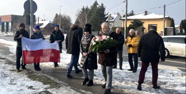 Galeria zdjęć z uroczystości złożenia kwiatów przy pomniku upamiętniającym społeczność żydowską.