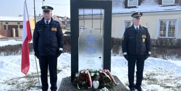 Galeria zdjęć z uroczystości złożenia kwiatów przy pomniku upamiętniającym społeczność żydowską.