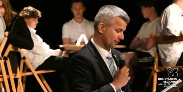 Piotr Napłoszek przemawia do uczestników i gości zgromadzonych podczas finału konkursu historycznego.