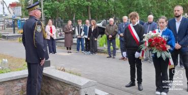 Poczet sztandarowy i młodzież szkolna uczestniczą w obchodach 81. rocznicy zakończenia II wojny światowej.