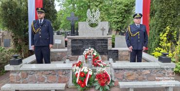 Strażnicy miejscy pełnią wartę honorową przy kwaterze żołnierzy poległych za ojczyznę w 1939 r. na cmentarzu w Skolimowie.