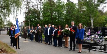 Delegacje i mieszkańcy uczestniczą w uroczystości upamiętniającej ofiary i bohaterów II wojny światowej.