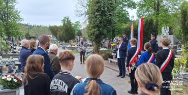 Uczestnicy uroczystości słuchają wystąpienia podczas obchodów 81. rocznicy zakończenia II wojny światowej na cmentarzu w Skolimowie.