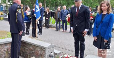 Samorządowcy składają kwiaty przy kwaterze żołnierzy poległych za ojczyznę w 1939 r. na cmentarzu w Skolimowie.