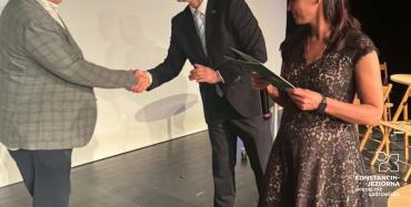 Piotr Napłoszek składa gratulacje jednemu z organizatorów i współtwórców konkursu.