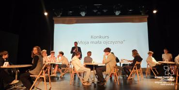 Uczniowie reprezentujący gminne szkoły podstawowe uczestniczą w finale konkursu „Moja Mała Ojczyzna” odbywającym się na scenie.
