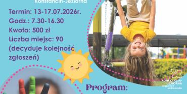 Kolorowy plakat promujący półkolonie „Lato w mieście” w Szkole Podstawowej Integracyjnej nr 5 z programem atrakcji i zdjęciami dzieci podczas zabawy.