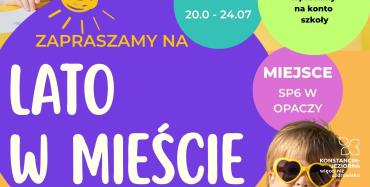 Plakat informujący o półkoloniach „Lato w mieście” w SP nr 6 w Opaczy z terminem turnusu, kosztem uczestnictwa i zdjęciami uśmiechniętych dzieci.