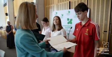 Spotkanie podsumowujące projekt #ProjektJeziorka - Katarzyna Tusińska, I zastępca burmistrza wręcza dyplom