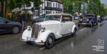 Kolumna zabytkowych samochodów przejeżdża ulicami Konstancina-Jeziorny podczas Parady Retro.