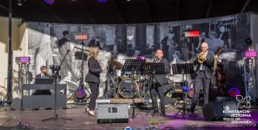 Muzycy jazzowi występują na scenie amfiteatru.