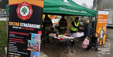 Zdjęcia przedstawiają mieszkańców uczestniczących w Krajowym Treningu Rodzinnym w Konstancinie-Jeziornie i Słomczynie, podczas którego poznawali zasady bezpieczeństwa i reagowania w sytuacjach zagrożenia.